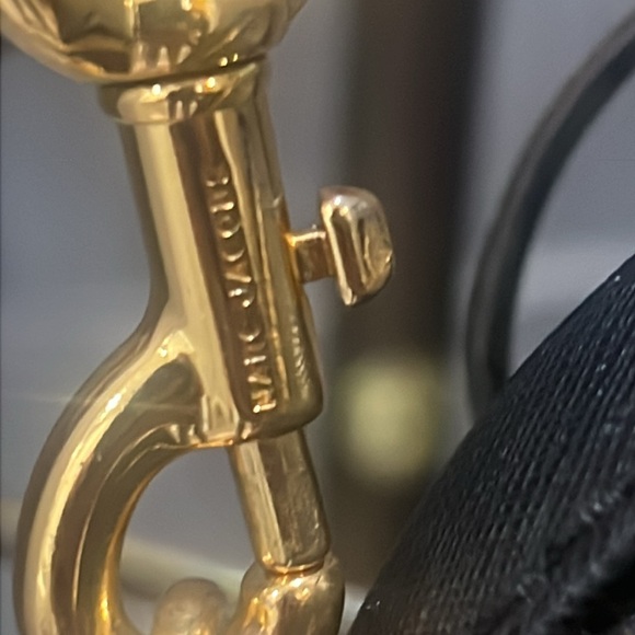 Marc Jacob’s EUC leather playback crossbody bag. Travel purse removable strap. - Picture 3 of 13